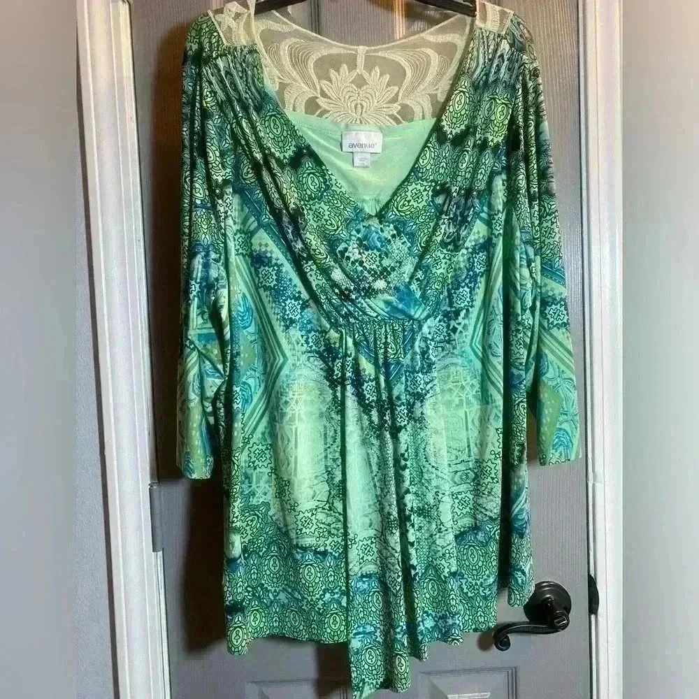Boho style blouse with stunning lace back. Women’s size 22/24 EUC